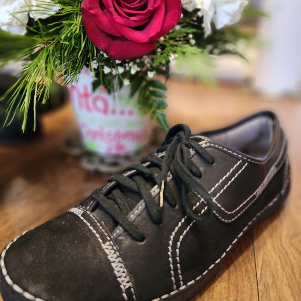 8 med Naturalizers Black leather